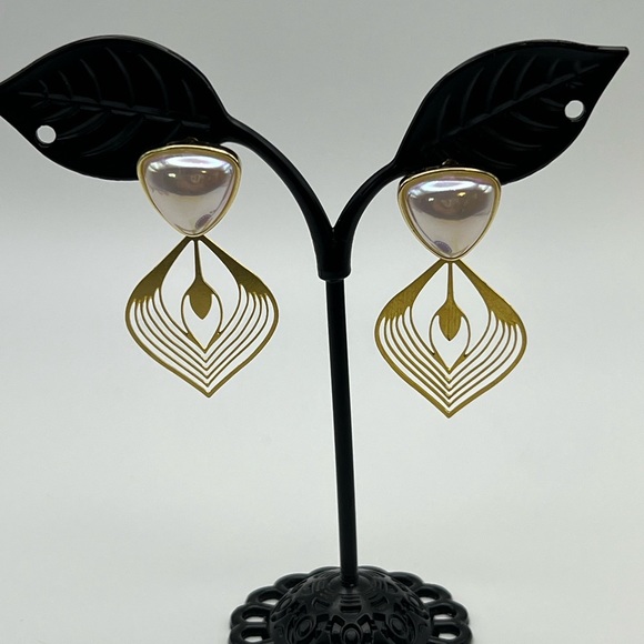 Delicate Art Deco-Inspired Dangle Earrings- Gold Elegant Stylish Earrings - Picture 12 of 16